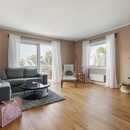 2 Bedroom In Near Color Line Ferry & Free Parking Larvik